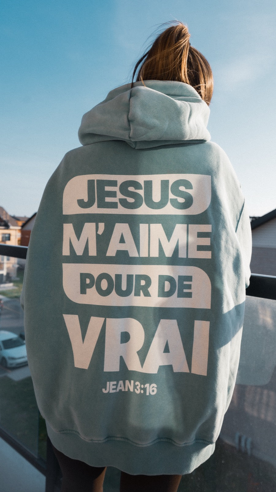 Hoodie porté à l'extérieur, golden hour