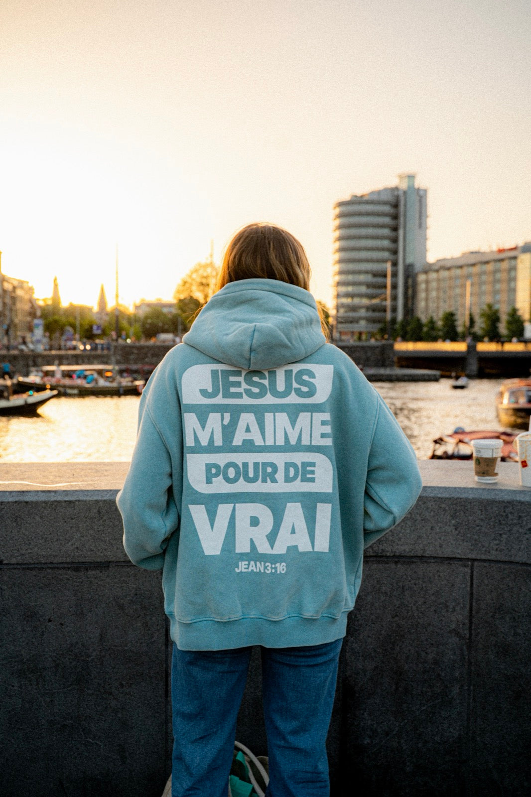Hoodie sur un pont au coucher du soleil