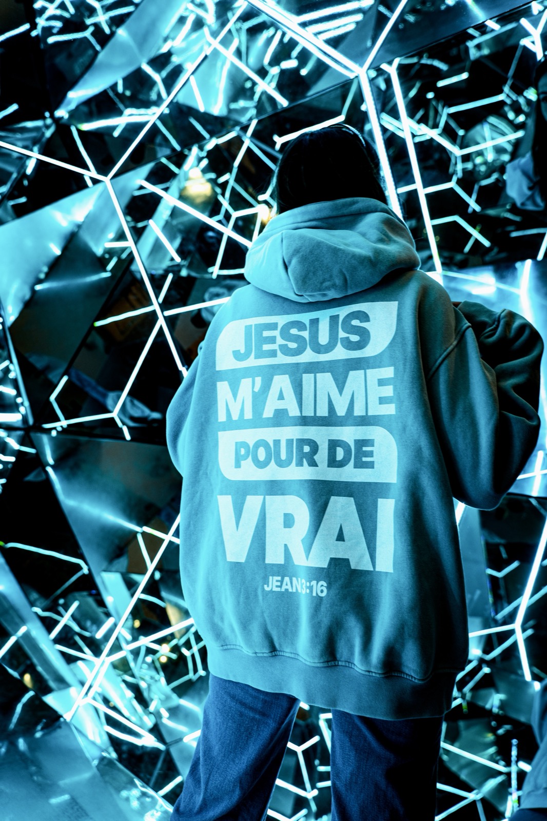Hoodie dans installation néon miroirs