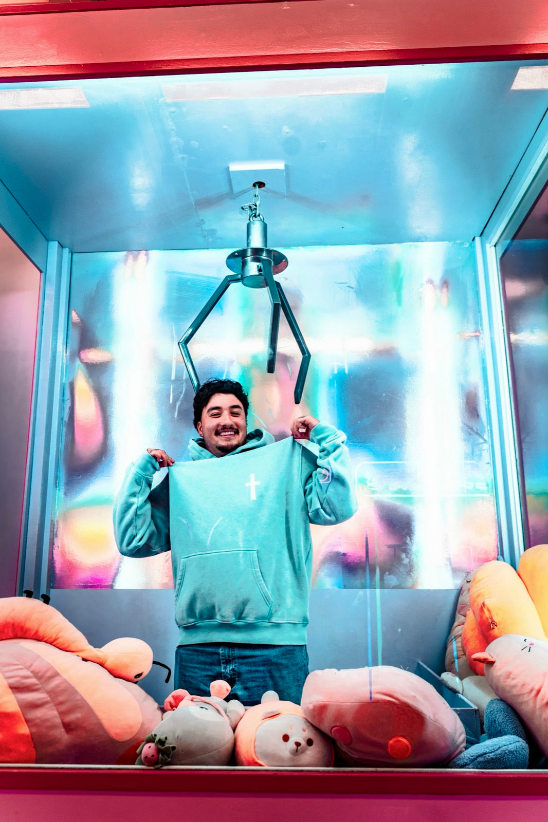 Manny avec le hoodie dans une machine à pinces