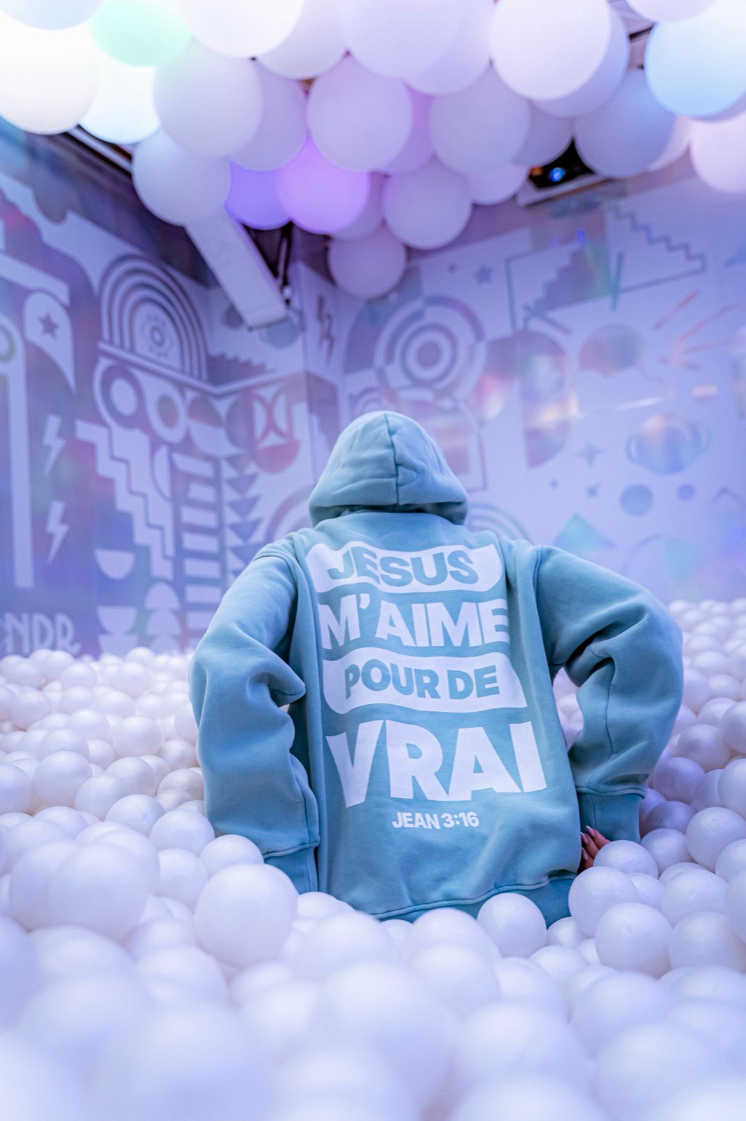 Hoodie dans piscine à boules